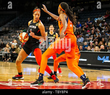 Las Vegas, NV 02 Juin, 2019 aux États-Unis. A. : Las Vegas center A'ja Wilson (22) se bat pour mettre en place le jeu entre la WNBA Connecticut Sun et le Las Vegas Aces 74-80 perdu au Mandalay Bay Event Center Las Vegas NV. James Thurman/CSM/Alamy Live News Banque D'Images