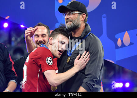 Madrid, Espagne. 01 Juin, 2019. Jürgen KLOPP (entraîneur Liverpool) avec Andy Robertson (Liverpool). Cérémonie de remise des prix, la finale de la Ligue des Champions de football 2019/Tottenham Hotspur-Liverpool FC 0-2, Saison2018/19, au 01.06.2019, Wanda Stade Metropolitano. Utilisation dans le monde entier | Credit : dpa/Alamy Live News Banque D'Images