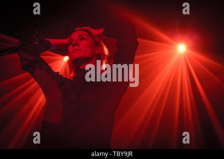 Copenhague, Danemark. 06Th Juin, 2019. Danemark, copenhague - le 3 juin 2019. Le chanteur et musicien gallois Cate Le Bon effectue un concert live à Pumpehuset à Copenhague. (Photo crédit : Gonzales Photo/Alamy Live News Banque D'Images