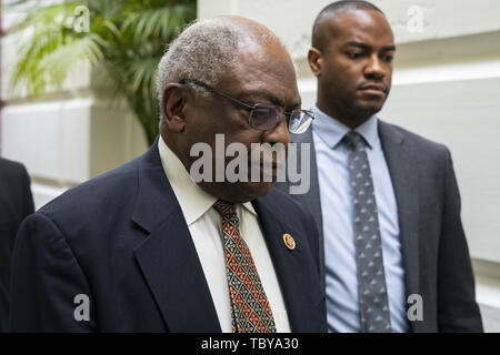 Washington, District de Columbia, Etats-Unis. 22 mai, 2019. Jim Clyburn, représentant démocrate de Caroline du Sud, promenades à une réunion du caucus démocratique au Capitole à Washington, DC Le 22 mai 2019. Crédit : Alex Edelman/ZUMA/Alamy Fil Live News Banque D'Images