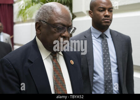 Washington, District de Columbia, Etats-Unis. 22 mai, 2019. Jim Clyburn, représentant démocrate de Caroline du Sud, promenades à une réunion du caucus démocratique au Capitole à Washington, DC Le 22 mai 2019. Crédit : Alex Edelman/ZUMA/Alamy Fil Live News Banque D'Images