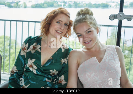 Hambourg, Allemagne. 04 Juin, 2019. Monica Lierhaus (l), présentateur, et sa nièce Greta viennent à Le Meridien Hamburg An der Alster pour Ladies Lunch pour les enfants touchés par un AVC. Credit : Georg Wendt/dpa/Alamy Live News Banque D'Images