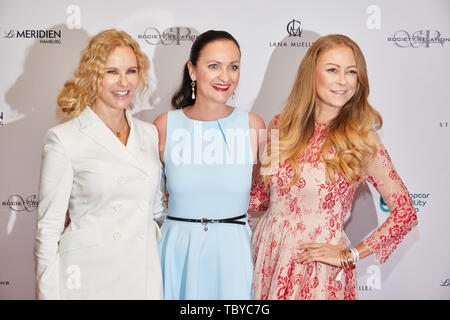 Hambourg, Allemagne. 04 Juin, 2019. Katja Burkard (l-r), présentateur, Brita Segger, hôte et dans les relations entre la société entrepreneur PR & Communications, et Jenny Elvers, actrice, venu de Le Meridien Hamburg An der Alster pour Ladies Lunch pour les enfants touchés par un AVC. Credit : Georg Wendt/dpa/Alamy Live News Banque D'Images