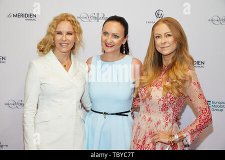 Hambourg, Allemagne. 04 Juin, 2019. Katja Burkard (l-r), présentateur, Brita Segger, hôte et dans les relations entre la société entrepreneur PR & Communications, et Jenny Elvers, actrice, venu de Le Meridien Hamburg An der Alster pour Ladies Lunch pour les enfants touchés par un AVC. Credit : Georg Wendt/dpa/Alamy Live News Banque D'Images