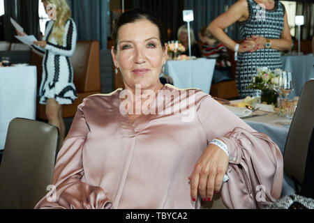 Hambourg, Allemagne. 04 Juin, 2019. Katy Karrenbauer, actrice, prend part à la Ladies Lunch pour le bénéfice des enfants touchés par un avc au Meridien Hamburg An der Alster. Credit : Georg Wendt/dpa/Alamy Live News Banque D'Images