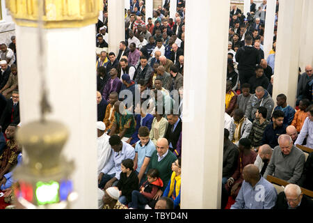 Sao Paulo, Brésil. 4 juin, 2019. Les musulmans célèbrent l'Aïd Al Fitr Fête de petit-déjeuner, qui marque la fin de l'Hôtel Ramada, l'un des événements les plus importants du calendrier islamique. À l'époque, les musulmans, les autorités religieuses, et l'ensemble de la communauté dans la mosquée Brésil en SÃ£o Paulo Crédit : Dario Oliveira/ZUMA/Alamy Fil Live News Banque D'Images