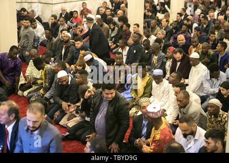 Sao Paulo, Brésil. 4 juin, 2019. Les musulmans célèbrent l'Aïd Al Fitr Fête de petit-déjeuner, qui marque la fin de l'Hôtel Ramada, l'un des événements les plus importants du calendrier islamique. À l'époque, les musulmans, les autorités religieuses, et l'ensemble de la communauté dans la mosquée Brésil en SÃ£o Paulo Crédit : Dario Oliveira/ZUMA/Alamy Fil Live News Banque D'Images