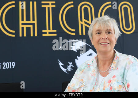 Magdeburg, Allemagne. 04 Juin, 2019. Karen Stone, directeur général du théâtre, siège de Magdebourg lors de la conférence de presse du Domplatz-Open-Air 'Chicago' en face d'une affiche pour l'événement. La comédie musicale "Chicago" aura lieu du 14 juin au 07 juillet 2017. Crédit : Peter Gercke/dpa-Zentralbild/ZB/dpa/Alamy Live News Banque D'Images