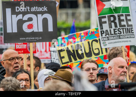 Londres, Royaume-Uni. 4 juin, 2019. Les gens protestent contre la visite de Donald Trump, le président des États-Unis, en place du Parlement, à l'aide d'un atout gonflables géants bébé. Crédit : Guy Bell/Alamy Live News Banque D'Images