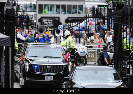 Londres, Royaume-Uni. 4 juin 2019. Le véhicule présidentiel, 'la bête', transportant l'atout de Donald, le Président des Etats-Unis, arrive à Downing Street le deuxième jour de la visite d'Etat de trois jours au Royaume-Uni. Derrière elle, anti-Trump protestataire et anti-Brexit protestataires faire entendre leur désapprobation. Crédit : Stephen Chung / Alamy Live News Banque D'Images