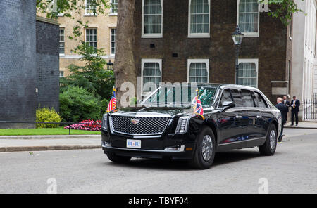 Londres, Royaume-Uni. 4 juin, 2019. Trump président arrive dans sa voiture, une Cadillac présidentielle, surnommé la bête à Downing Street pour un déjeuner-rencontre au cours de sa visite d'Etat de trois jours au Royaume-Uni. Credit : Keith Larby/Alamy Live News Banque D'Images
