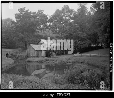 Mabry Mill. Vue sur le moulin et son reflet dragués étang illustrant le fonctionnement de la promenade a manipulé le paysage pour le rendre plus pittoresque. À la recherche du sentier d'interprétation northnorthwest. Blue Ridge Parkway, Shenandoah National Park et entre les montagnes Great Smoky, Asheville, NC, Buncombe Comté Banque D'Images