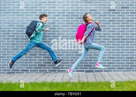 Teen boy and girl retour à l'école Banque D'Images