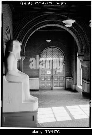 Mars 1961 INTÉRIEUR DE PORTE PRINCIPALE À L'angle sud-ouest de l'édifice John Slater Fox Memorial Museum, 108, rue Crescent, Norwich, New London Comté, TC Banque D'Images