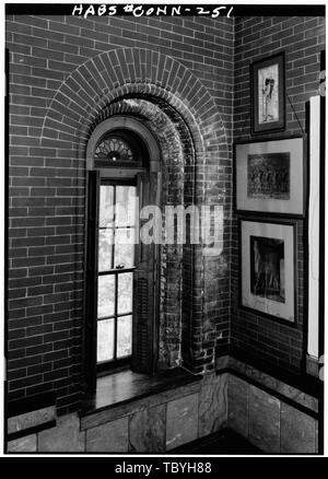 Mars 1961 de l'intérieur typique de la petite fenêtre avec tête ronde et de volets intérieurs Slater John Fox Memorial Museum, 108, rue Crescent, Norwich, New London Comté, TC Banque D'Images