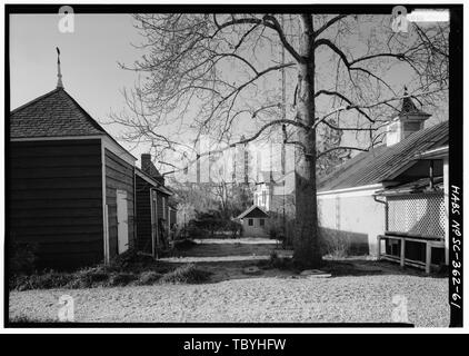 Mars 1987. Au NORD-OUEST DE DÉPENDANCES À LA MAISON PRINCIPALE, AU NORD LE LONG DE FRONTIÈRE EST ALLEE EN HIVER (la cour en milieu de vue utilisé pour être un poulailler. Dépendances, de gauche à droite Smokehouse, lavoir, maison de poulet, poulet couveuse, Cook's house, garage et à droite de l'arbre. Structure de métal en vue de gauche de l'arbre est tour pour antenne de télévision. Passage couvert à l'extrême droite relie garage à porte cochère.) Quartier Maison, côté ouest de la Route 261, à environ 150 m du côté sud de la jonction avec l'ancienne lauréate de Ferry Road, Stateburg, Sumter Comté, SC Cornwallis Greene Cary, Brian, t Banque D'Images