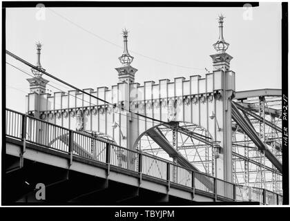 Mai 1974. Le téléobjectif Vue détaillée montrant le SUD-OUEST À LA RECHERCHE DU PORTAIL SUD. Smithfield Street Bridge, enjambant la rivière Monongahela sur Smithfield Street, Pittsburgh, Allegheny County, PA Banque D'Images