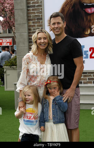 2 juin 2019 - Westwood, CA, USA - LOS ANGELES - Oct 2 : Beverley Mitchell, mari Michael Cameron, fils Hutton, fille Kenzie au ''La vie secrète des animaux domestiques 2'' en première mondiale au Théâtre du Village le 2 juin 2019 à Westwood, CA (crédit Image : © Kay Blake/Zuma sur le fil) Banque D'Images