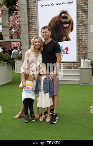 2 juin 2019 - Westwood, CA, USA - LOS ANGELES - Oct 2 : Beverley Mitchell, mari Michael Cameron, fils Hutton, fille Kenzie au ''La vie secrète des animaux domestiques 2'' en première mondiale au Théâtre du Village le 2 juin 2019 à Westwood, CA (crédit Image : © Kay Blake/Zuma sur le fil) Banque D'Images