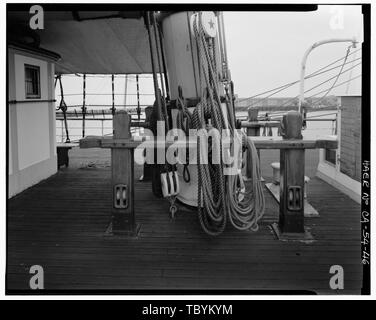 L'artimon fife rail, côté bâbord. Photographie par Russell Booth, juin 1989. BALCLUTHA, 2905 navire Hyde Street Pier, San Francisco, Comté de San Francisco, CA Banque D'Images