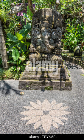 Ubud, Bali, Indonésie - 26 Février 2019 : Centre-ville Pedang Tegal, Ji. Hanoman street, du quartier commercial. Pierre gris Seigneur Ganesha statue en jardin de Banque D'Images