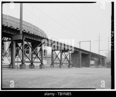 Champ PRÈS DE FRANKLIN, À LA RECHERCHE DU NORD. Pennsylvania Railroad, West Philadelphia élevée, parallèle à Schuylkill River, au nord du pont de l'Arsenal, Philadelphia, PA, Comté de Brown, William H American Bridge Company Pencoyd Iron Works John Goll et compagnie Étincelles et Evans Pennsylvania Railroad Consolidated Rail Corporation CSX Transportation Philadelphie, Baltimore et Washington Railroad Philadelphia Ministère des Travaux publics, George Webster S Michigan Historical and Museum Commission, parrain, Eric DeLony N, gestionnaire de projet Consolidated Rail Corporation (Conrail), parrain Spivey, Banque D'Images