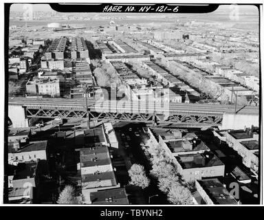 NEW YORK CONNEXION RR viaduc traversant 35TH STREET. Les reines, QUEENS CO., NEW YORK. Sec. 4207, MP 6.31. Corridor ferroviaire nord-est, Route d'Amtrak entre New-York et de nouvelles lignes YorkConnecticut State, New York, New York County, NY Banque D'Images