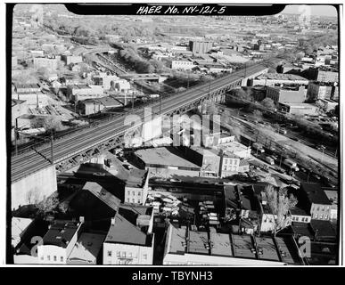 NEW YORK CONNEXION RR PASSAGE VIADUC BROOKLYNQUEENS EXPRESSWAY. Les reines, QUEENS CO., NEW YORK. Sec. 4207, MP 5.99. Corridor ferroviaire nord-est, Route d'Amtrak entre New-York et de nouvelles lignes YorkConnecticut State, New York, New York County, NY Banque D'Images