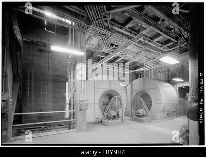 NEW YORK TERRAIN BÂTIMENT VENTILATION QUATRIÈME ÉTAGE, DÉTAIL DE DEUX VENTILATEURS, le tunnel nord d'ASCENSEUR SUR LA GAUCHE DE LA PHOTOGRAPHIE, Holland Tunnel sous l'Hudson entre New York et Jersey City, New York, New York County, NY Banque D'Images