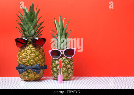 La composition créative avec l'ananas sur un fond de couleur Banque D'Images