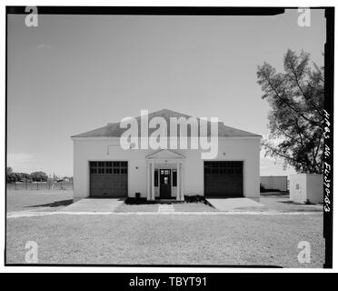 Élévation nord. Hangar DE STOCKAGE DE MATIÈRES DANGEREUSES EST VISIBLE À L'EXTRÊME DROITE. Hangar DE STOCKAGE À QUAI est visible au loin. LAKE WORTH INLET ET DE LA VILLE DE PALM BEACH SONT À L'ARRIÈRE-PLAN. U.S. Coast Guard Station d'entrée d'une valeur de lac, d'un hangar à bateaux, Peanut Island, Riviera Beach, Palm Beach County, Floride Banque D'Images