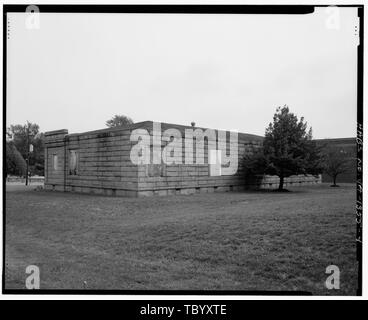 Nord (arrière) et à l'ouest en altitude, à la sud-est. Mausolée de l'abbaye, Carpenter Road, Arlington, Arlington County, VA LE RIZ, Frederick J. Sutherland, George Stone Mountain Granite Corporation Abbey Mausolée, constituée de riz américain, Frederick Société Mausolée J Vergara, émetteur Schamp, J Brough, photographe Melhuish, Geoffrey E, historien Banque D'Images