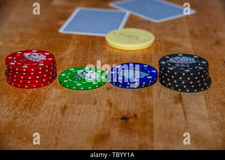 Des jetons de poker et des cartes pour le Texas hold'em Banque D'Images
