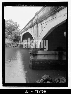 Élévation nord, montrant les quais, les poutres transversales, et des motifs décoratifs, vue oblique à l'est Première rue Bridge, enjambant la rivière Napa à la première rue transversale entre Soscol Avenue et Juarez Street, Napa, Napa County, CA Banque D'Images