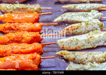 Brochettes de poulet sur le BBQ Banque D'Images