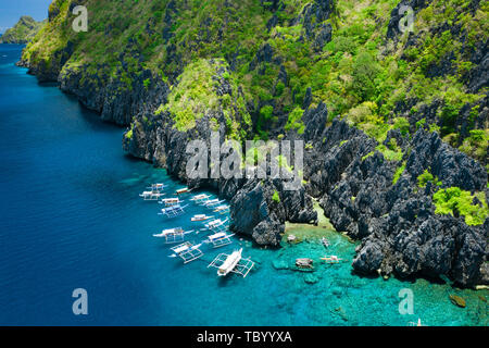 Vue aérienne de la plage secrète à El Nido, Palawan, Philippines Banque D'Images