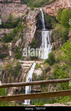 L'une des chutes d'eau près de Sant Miquel del Fai monastère en pré-Catalan de montagnes côtière, Espagne Banque D'Images