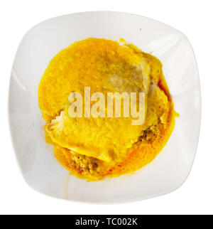 Vue de dessus de la tranche de viande traditionnelles lasagnes à la béchamel garnie de fromage râpé servi sur plaque blanche. Plus isolé sur fond blanc Banque D'Images