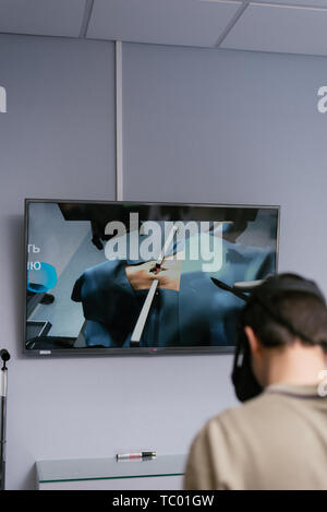 Opération 3D avec des lunettes de réalité virtuelle. L'étudiant de l'université médicale effectue l'opération dans la virtualité. Technologies de l'avenir Banque D'Images