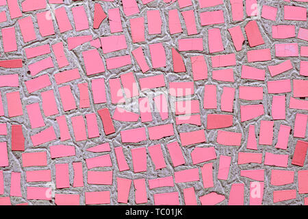 Gros plan de carreaux de mosaïque abstraits de couleur rose sur fond à motifs Banque D'Images