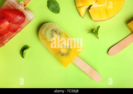 La crème glacée aux fruits savoureux sur un fond de couleur Banque D'Images