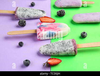 La crème glacée aux fruits différents sur un fond de couleur Banque D'Images