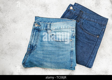 Jeans élégant sur fond clair Banque D'Images
