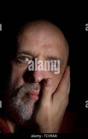 Portrait d'un homme aux cheveux gris avec une barbe Banque D'Images