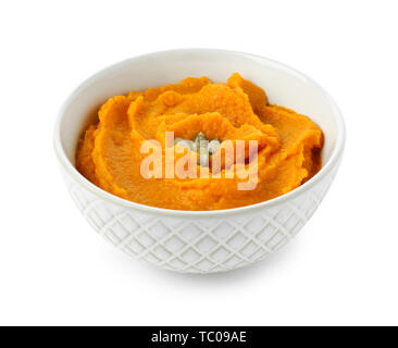 Bol avec purée de patates douces sur fond blanc Banque D'Images
