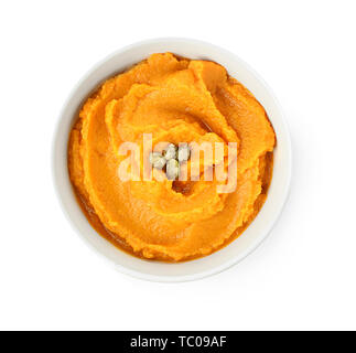 Bol avec purée de patates douces sur fond blanc Banque D'Images