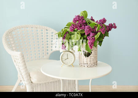 Vase avec de beaux lilas sur la table dans la chambre Banque D'Images