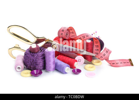 Ensemble d'accessoires de couture sur fond blanc Banque D'Images