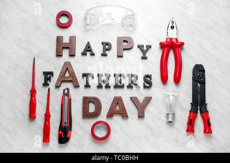 Divers outils et de texte 'Happy Father's Day' sur fond clair Banque D'Images