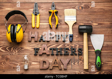 Divers outils et de texte 'Happy Father's Day' sur fond de bois Banque D'Images